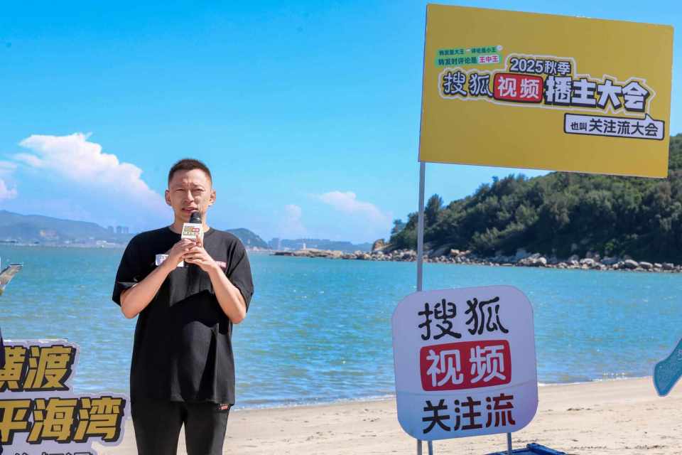 途中, 将在三亚举, 继续游泳前 途中, 将在三亚举, 继续游泳前